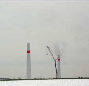 Windpark Linnich: Derzeit werden die Betontürme für den Windpark gestellt. Die ersten drei stehen bereits. Bis Mai sollen sie alle ihre endgültige Höhe von 123 Meter erreicht haben. (Bildquelle: juwi)