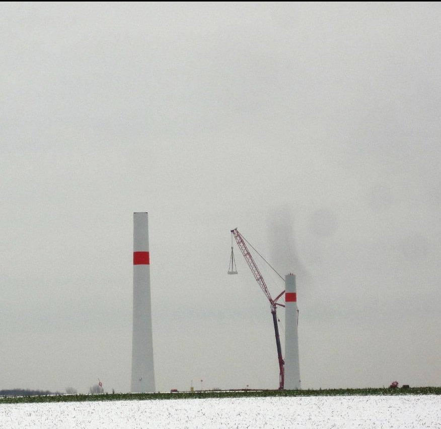 Windpark Linnich: Derzeit werden die Betontürme für den Windpark gestellt. Die ersten drei stehen bereits. Bis Mai sollen sie alle ihre endgültige Höhe von 123 Meter erreicht haben. (Bildquelle: juwi)