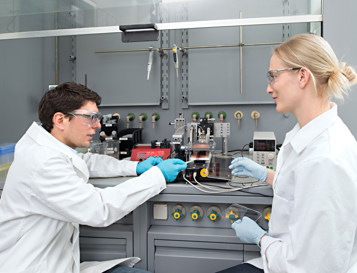 Drucker zur Herstellung von Photovoltaikzellen aus Kunststoff, Stephan Pröller, Dr. Eva M. Herzig, Herzig Group, Munich School of Engineering / Pressebild: TUM
