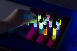 Farbstoffe als Grundlage für organische Leuchtdioden werden dank dem Wissen über ihre Quantenmechanik maßgeschneidert. (Bild: KIT)