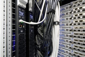 Mit intelligenten PDUs können Administratoren die Fernwartung vereinfachen. Ist ein IT-Schrank beispielsweise schwer zugänglich oder muss die Anlage auch am Wochenende betreut werden, ist eine PDU mit schaltbaren Steckern eine gute Hilfe, da sich per Fernzugriff einzelne Steckdosen schalten lassen. / Pressebild