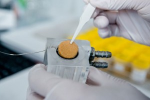 Charakterisierung der Membranen  Im Labor charakterisieren die RUB-Forscherinnen die Gas-Separatoren zum Beispiel im Hinblick auf Gasdichte und Ionenleitfähigkeit. / © RUB, Marquard