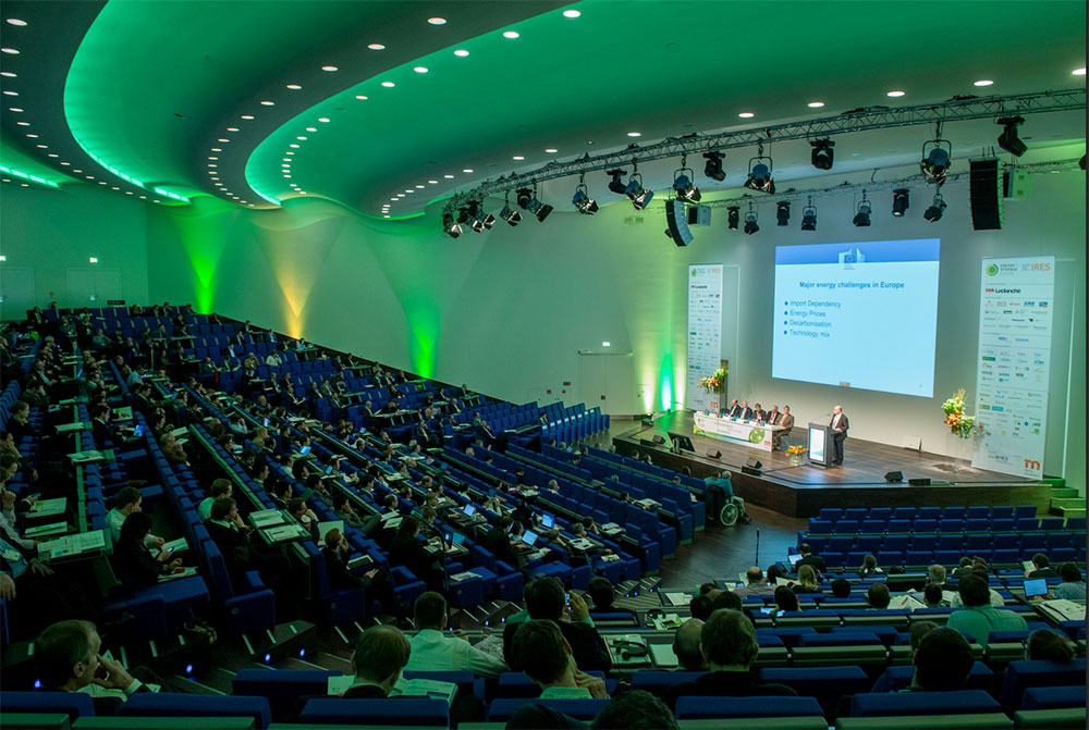Über die Fachmesse sowie die Konferenzen ESE und IRES Die Energy Storage Europe 2016 ist die Fachmesse mit dem weltgrößten Konferenzprogramm zu Energiespeichern. Die Konferenz besteht aus der 5. Energy Storage Conference (ESE) und der 10. International Renewable Energy Storage Conference (IRES 2016). Schwerpunkte sind Wirtschaft und Finanzen (ESE) sowie Wissenschaft und Gesellschaftspolitik (IRES). Zeitgleich finden die Side-Events 5. OTTI-Conference Power-to-Gas und der 9. Storage Day auf dem Messegelände in Düsseldorf statt. Insgesamt werden vom 15. bis zum 17. März 2016 rund 125 Aussteller und 3.000 Teilnehmer aus über 45 Ländern erwartet.