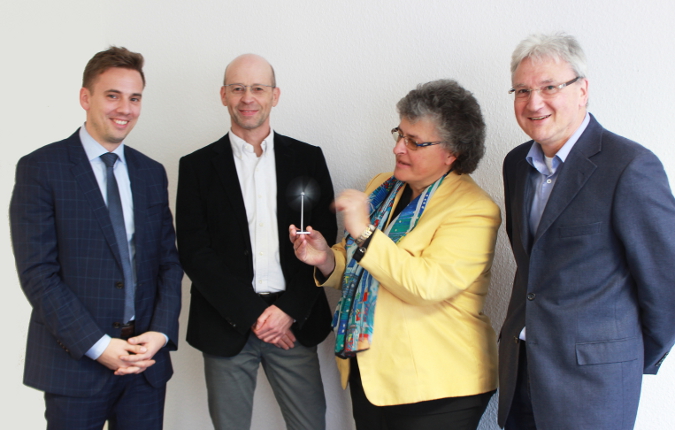 Zufriedene Partner nach der Unterzeichnung des Kaufvertrags (von links): Björn Burgey (Genossenschaftsverband), Andreas Höllinger (ABO Wind), Dr. Petra Gruner-Bauer und Dr. Gerhard Kissel (SOLIX).