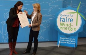 Die thüringische Umweltministerin Anja Siegesmund überreicht Urta Steinhäuser (Geschäftsleitung ABO Wind) das Siegel "Faire Windenergie Thüringen" / Pressebild
