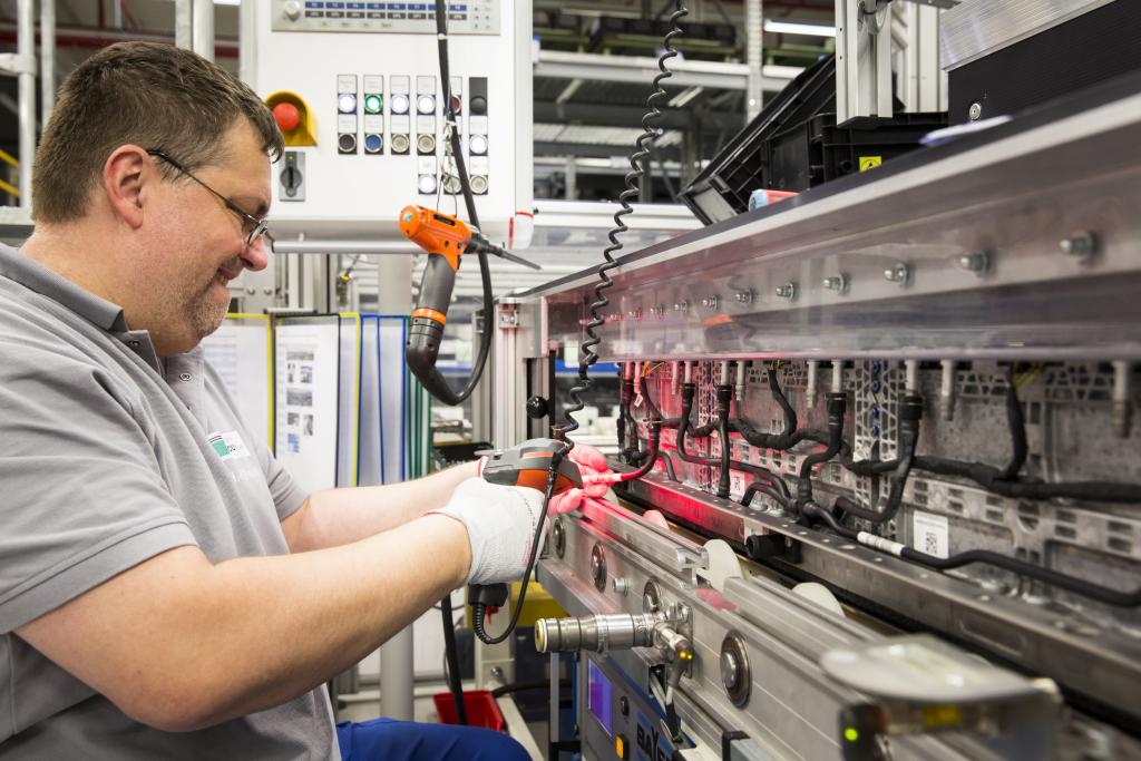Deutsche ACCUmotive GmbH & Co. KG, Kamenz: Montage von Kühlschläuchen an Batteriemodulen. / Pressebild: Daimler Global
