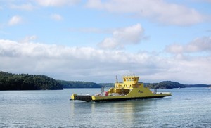 Weiterer Meilenstein auf dem Weg zur ökologischen Schifffahrt: Die finnische Schifffahrtsgesellschaft FinFerries hat sich mit der Bestellung der ersten batteriebetriebenen Autofähre des Landes für eine umweltfreundliche Technik entschieden. Siemens wird die komplette elektrotechnische Lösung für diese Fähre liefern. Dieser Entwurf zeigt die Fähre auf einem Teil der 1,6 Kilometer langen Route von Parainen nach Nauvo, die im Sommer 2017 in Dienst gestellt wird.  Further milestone towards clean shipping: The Finnish shipping company FinFerries has opted for environmentally-friendly technology by ordering the country's first battery-powered car ferry. Siemens will provide the complete electro-technical solution for this ferry. This draft shows a part of the 1.6 kilometer long Parainen-Nauvo route, where operation will begin in summer 2017.