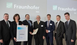 Bay. Staatsministerin Ilse Aigner übergibt den Bescheid über 6 Mio. Euro dem Fraunhofer ISC zum weiteren Ausbau des Fraunhofer-Forschungs- und Entwicklungszentrum Elektromobilität Bayern FZEB. / Pressebild: K. Selsam-Geißler für Fraunhofer ISC