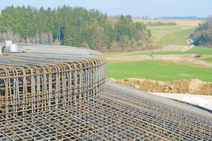 Momentan werden die Fundamente von drei Windenergieanlagen gebaut: dazu wurden sogenannte Stahlkörbe hergestellt, sie werden nun mit Beton ausgegossen. / Pressefoto: UKA/Schremmel