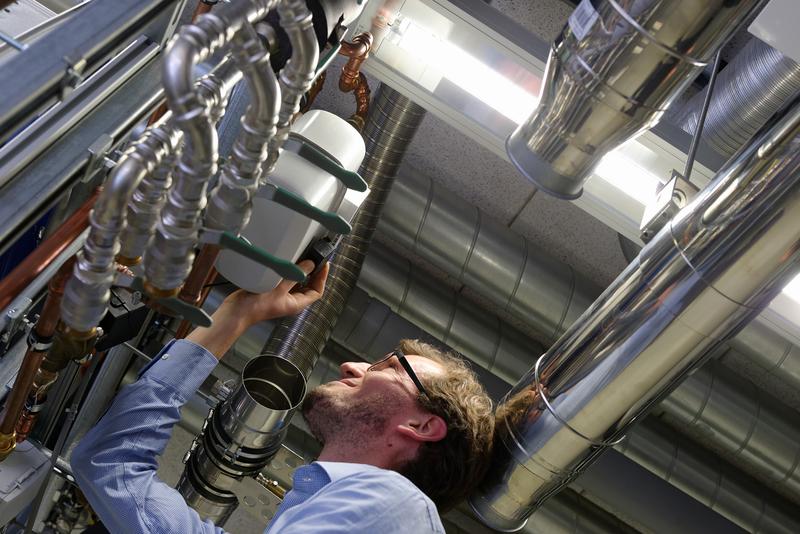 An den NEXT ENERGY-Testständen können verschiedene Kraft-Wärme-Kopplungs-Technologien installiert werden. Die Effizienzwerte lassen sich anhand genormter Verbrauchsszenarien überprüfen. / Pressebild: NEXT ENERGY