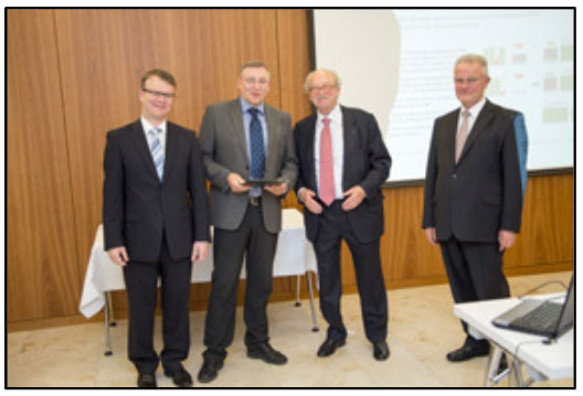 Der zweite Platz des Zukunftspreises der Privaten Stiftung Ewald Marquardt geht an die ASD Automatic Storage Device für ihre Stromspeicher-Steuerung Pacadu. (v. l. n. r.: Matthias Ruh und Wolfram Walter, beide Geschäftsführer von ASD, Ewald Marquardt und Prof. Dr.-Ing. Hans-Jörg Bullinger, Vorsitzender der Jury) Bildnachweis: Private Stiftung Ewald Marquardt