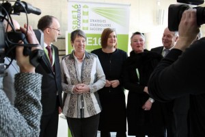 Dr. Barbara Hendricks, Bundesumweltministerin, gemeinsam mit Katharina Fegebank, Hamburgs Wissenschaftssenatorin, HCU-Kanzlerin Stephanie Egerland-Rau und HCU-Präsident Dr.-Ing. Walter Pelka (v. l.) / Pressebild: HafenCity Universität Hamburg
