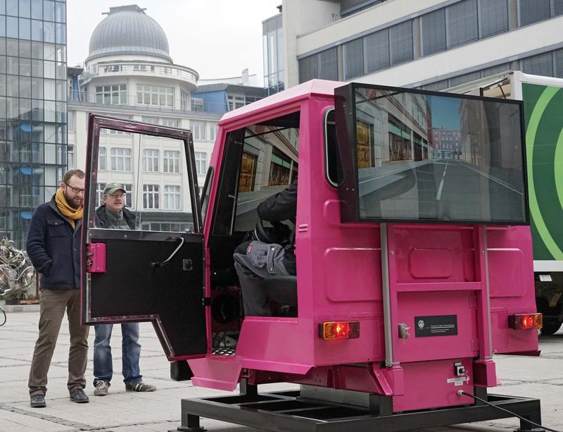 Diese umgebaute und mit moderner Simulationstechnik ausgestattete Multicar-Fahrerkabine präsentieren Informatiker der Universität Jena auf der CeBIT. / Pressebild: Jan-Peter Kasper/FSU