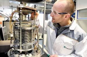 Teststand zur effizienten und autarken Verstromung der anfallenden Abwärme eines bei 800 °C arbeitenden vollkeramischen Heizleiters in keramischen TEG-Modulen. Pressebild: Fraunhofer