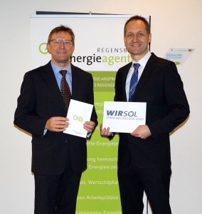 Bildunterschrift: Ludwig Friedl (Geschäftsführer der Energieagentur in Regensburg) und Jürgen Berg (Standortleiter von WIRSOL in Regensburg) freuen sich auf die Zusammenarbeit.
