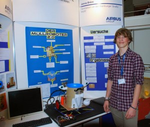 Jannis Brüns (15) erhält für sein Projekt „Müllroboter 2.0“ den Weltretter-Sonderpreis des Fachbereichs Produktionstechnik beim Bremer Landeswettbewerb „Jugend forscht“ / Pressebild: IWT Bremen / C. Walter