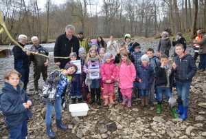Junge Bachforscher am Weltwassertag unterwegs: Dem Geheimnis von Wasserkraft und Gewässergüte auf der Spur