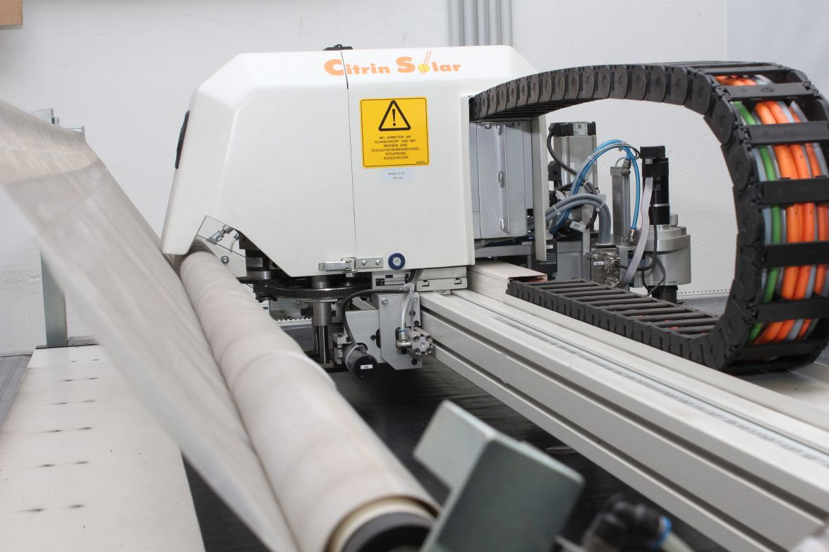 Die Faservlies Iso+ Isolierung wird im eigenen Haus entwickelt und produziert. Zu diesem Zweck hat CitrinSolar in den Standort Moosburg investiert und eine eigene Produktionslinie zur Herstellung der Faservlies-Isolierungen aufgebaut. Pressebild: citrin-solar