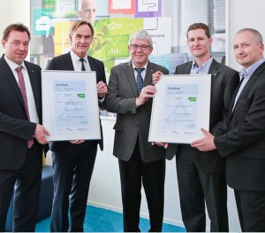 Personen von links nach rechts: Sven Reinhold, Vertriebsleitung Nord, TÜV Rheinland Cert GmbH; Burkhard Jung, Oberbürgermeister Stadt Leipzig; Joachim Heißner, Qualitäts-Manager Energy2market GmbH; Sandy Pfund, Geschäftsführer Energy2market GmbH; Andreas Keil, Geschäftsführer und Gründer Energy2market GmbH