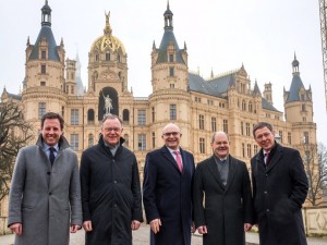       vergrößern     Konferenz der Regierungschefs der norddeutschen Länder      Von links: Thomas Losse-Müller (Staatssekretär Schleswig-Holstein), Stephan Weil (Ministerpräsident Niedersachsen), Erwin Sellering (Ministerpräsident Mecklenburg-Vorpommern), Olaf Scholz (Bürgermeister Hamburg), Carsten Sieling (Bürgermeister Bremen).     (Bild: Staatskanzlei Mecklenburg-Vorpommern)