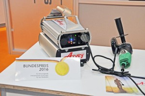Der Einsatzbereich der tragbaren, solarbetriebenen Steckdose ist vielfältig und reicht von Notsituationen über Reisen bis hin zu Bauprojekten auf Dächern. / Pressebild: (Foto FHWS / Klein)