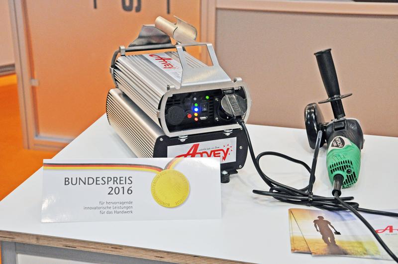 Der Einsatzbereich der tragbaren, solarbetriebenen Steckdose ist vielfältig und reicht von Notsituationen über Reisen bis hin zu Bauprojekten auf Dächern. / Pressebild: (Foto FHWS / Klein)