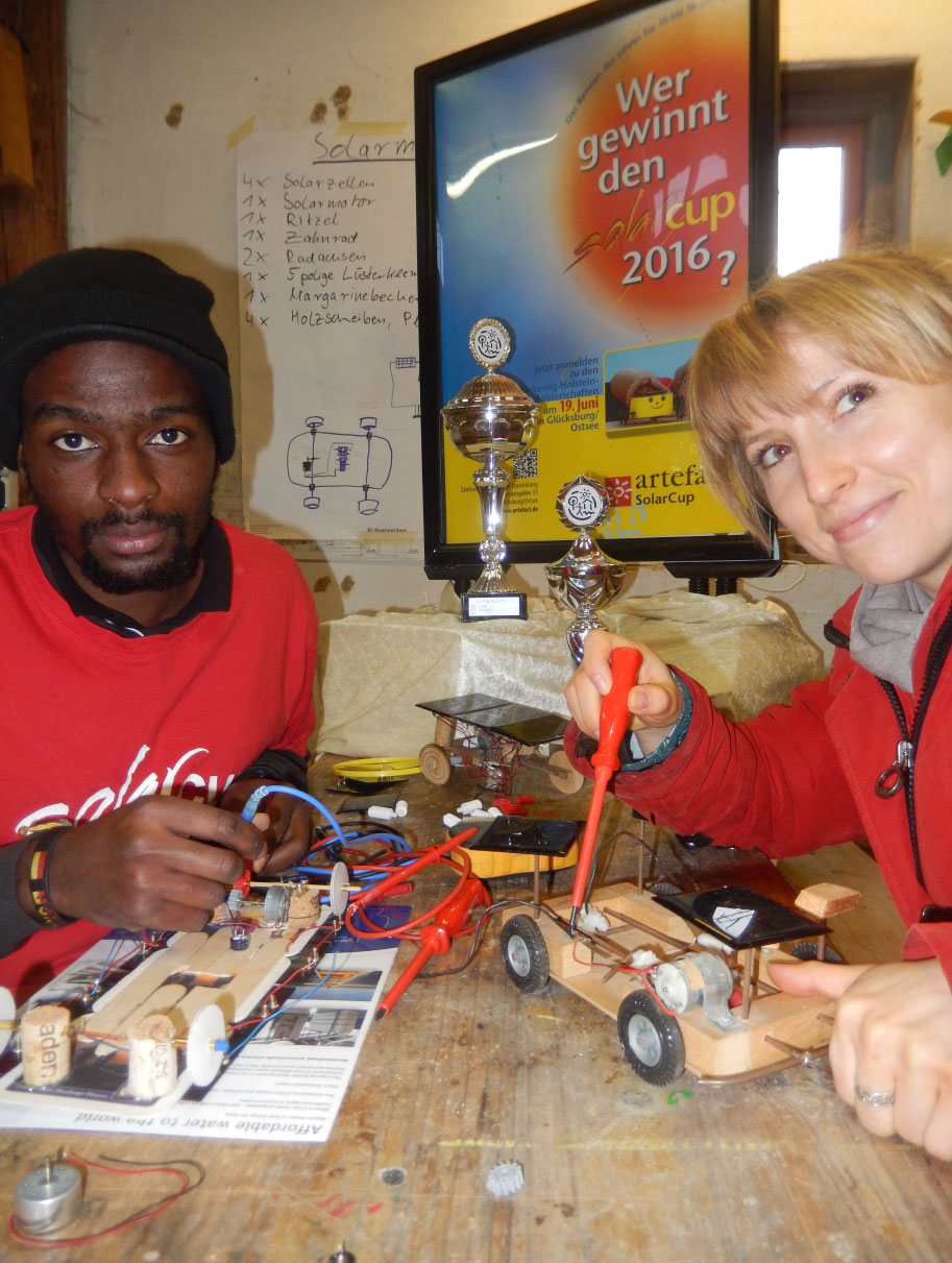 Foto : Mrimba Kiwelu und Britta Noruschat bauen an ihren „Lichtfressern“.