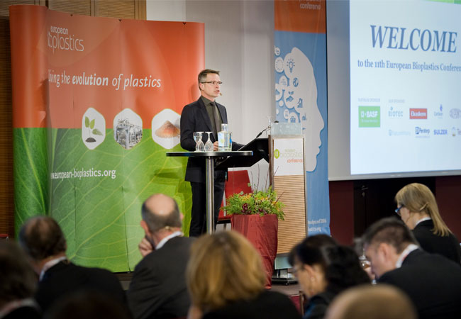 François de Bie, Chairman of European Bioplastics, welcoming around 300 participants to the 11th European Bioplastics Conference 2016 (c) European Bioplastics