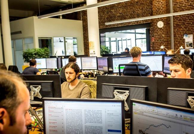 Auch Schweizer Kunden erhalten zukünftig über das Virtuelle Kraftwerk Next Pool und den Kölner Trading Floor einen Zugang zu kurzfristigen Strommärkten und den Regelenergiemärkten / Pressebild