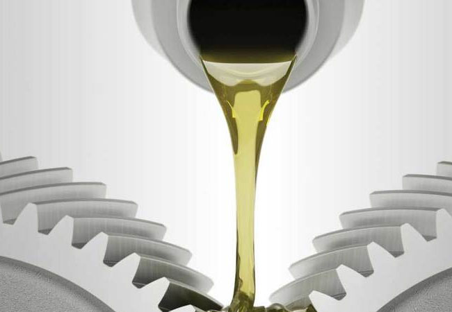 Getriebeöle weisen eine besonders lange Lebensdauer mit weniger Ölwechselintervallen auf, wenn sie mit VISCOBASE® 11-522 nach dem NUFLUX™ Technologiestandard formuliert wurden. (Quelle: Evonik Industries)