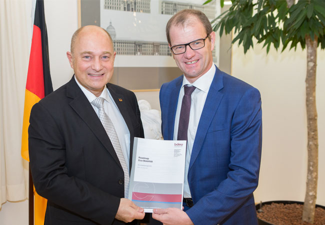 Pressefoto: Übergabe Roadmap, Rainer Bomba, Staatssekretär im Bundesverkehrsministerium und Stefan Kapferer, Vorsitzender der BDEW-Hauptgeschäftsführung (v.l.), Quelle: Bundesministerium für Verkehr u. digitale Infrastruktur