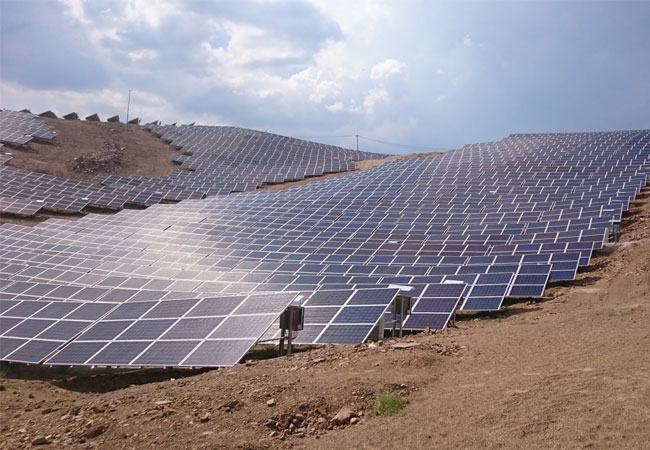 Deutscher Modulhersteller fährt Produktion weiter hoch / Bildquelle: E.M. Gülenç 4,3 MW Solarpark mit Astronergymodulen nahe der westtürkischen Stadt Çine