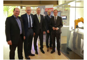 Pressebild: (v.l.n.r.): Prof. Dr.-Ing. Ansgar Trächtler, Institutsleiter Frauenhofer IEM, Prof. Dr.-lng. Jürgen Gausemeier, Heinz-Nixdorf-Institut und Vorsitzender Clusterboard it's OWL, Jürgen Bock, Geschäftsführer Technologie und Systeme Claas KGaA mbH, Prof. Dr. Roman Dumitrescu, Direktor Frauenhofer Institut Entwurfstechnik Mechatronik, und Thomas Rachel, MdB und Parl.Staatssekretär Bundesministerium Bildung und Forschung.