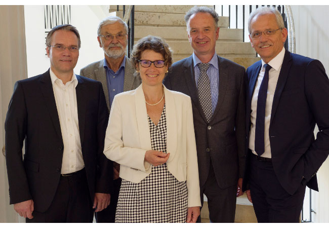 Pressebild: Die neue ABO Wind-Aufsichtsrätin Eveline Lemke umrahmt von ihren Kollegen (von links) Josef Werum, Dr. Joachim Nitsch, Jörg Lukowsky (Vorsitzender) und Norbert Breidenbach