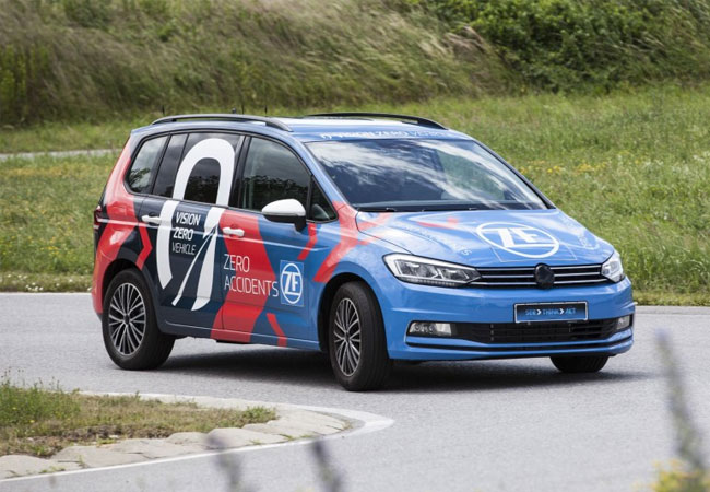 Im „Vision Zero Vehicle“ zeigt ZF mögliche nächste Schritte auf dem Weg zu null Unfällen und null lokalen Emissionen im Straßenverkehr. / Pressebild: ZF