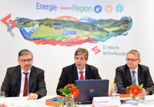 Pressebild: Von links: Michael Meyer, Leiter Energiewirtschaft, Dr. Ulrich Kleine, Vorstand E-Werk Mittelbaden, und Martin Wenz, Leiter Unternehmenssteuerung