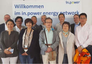 Pressefoto: Josef Werum (2. v.r.) und Matthias Roth (links) informieren Kaori Takigawa-Wassmann (2. v.l.) und die japanische Delegation zu Themen der Energiewirtschaft in Deutschland.