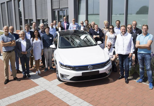 Die Teilnehmerinnen und Teilnehmer der Hansa Green Tour mit einem Passat GTE im Volkswagen Werk Emden. / Bild: Volkswagen