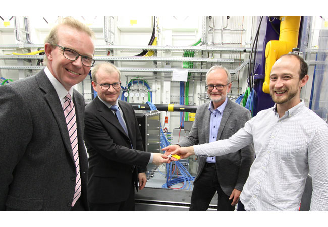 Pressebild: Offizieles Übernahme der Schlüssel des LPD von Rutherford Appleton Laboratory. Von links: STFC Technology Department Division Head Marcus French, European XFEL-Detektor Gruppenleiter Dr. Markus Kuster, European XFEL Geschäftsführer Prof. Dr. Robert Feidenhans'l and STFC Application Engineer Matthew Hart. European XFEL
