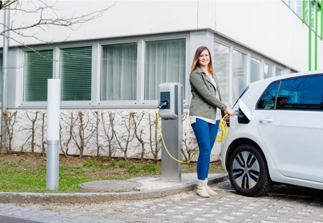 Pressebild: Jeder Elektro- oder Plug-in Hybrid von Volkswagen in Schweden wird ab sofort standardmäßig mit einer KEBA-Wallbox ausgeliefert.