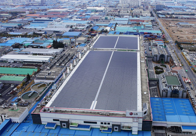 Pressebild: LG Solar nimmt neue Produktionslinie in Betrieb