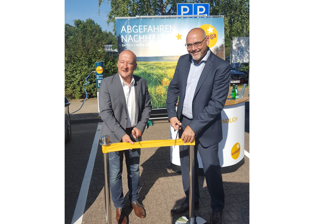 Pressebild: Datei-Download Stephan Kelbert (li.), Bürgermeister von Michelstadt, und Andreas Niedermaier, Vorstand der ENTEGA AG, bei der Einweihung der neuen Ladesäule.