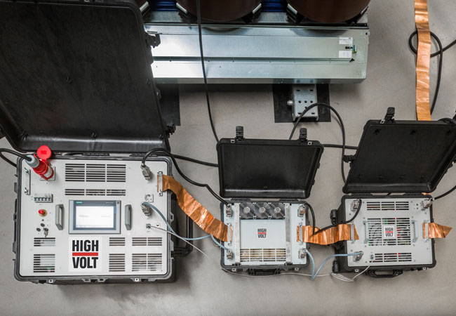 Foto: HIGHVOLT hat ein transportables Wechselspannungs-Prüfsystem für die vor-Ort-Hochspannungsprüfung und TE-Diagnostik an Verteiltransformatoren entwickelt. Es kommt unter anderem in der Windenergiebranche zum Einsatz. / Fotograf: Holger Schütze