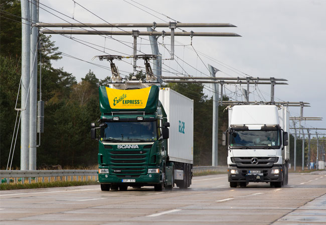 Pressebild: Der eHighway ist eine zuverlässige und umweltschonende Alternative zum herkömmlichen Lkw-Transport. Er versorgt Lkw über eine Oberleitung mit Strom. Das sorgt nicht nur für eine Halbierung des Energieverbrauchs sondern auch für eine Verringerung der lokalen Luftverschmutzung. Im Vergleich zu Verbrennungsmotoren ist die Technologie damit doppelt so effizient.