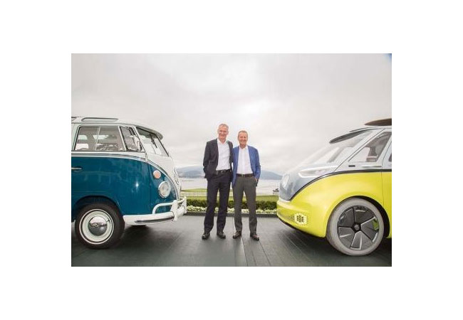 Pressebild: Dr. Eckhard Scholz und Dr. Herbrt Diess verkünden den Serienentscheid für einen elektrischen VW Bulli.