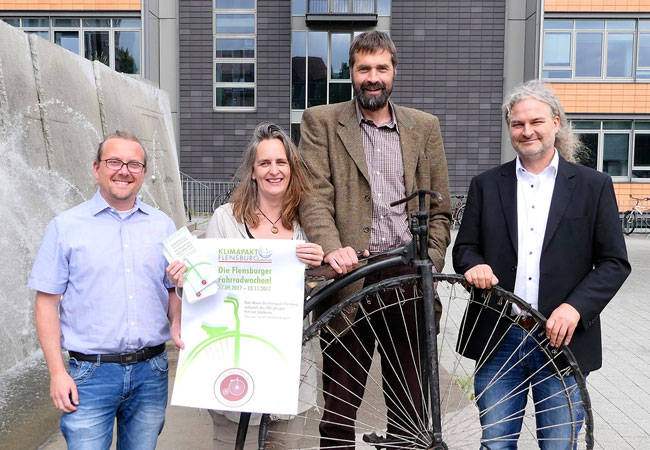 Bildunterschrift: Sie freuen sich auf die „Flensburger Fahrradwochen“: Matthias Dill (Klimaschutzmanager), Alexandra Schütte (Radverkehrsplanerin), Henning Brüggemann (Klimapakt-Vorsitzender) und Achim Englert (Geschäftsführer Phänomenta e.V.) (v.l.n.r.).