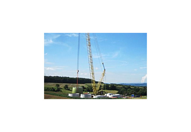 Pressebild: Während am Horizont die Kühltürme des umstrittenen französischen Atomreaktors Cattenom Wolken in den Himmel pusten, wird oberhalb der Gemeinde Perl bald sauberer Ökostrom produziert: klimafreundlich, zuverlässig und vor allem sicher.