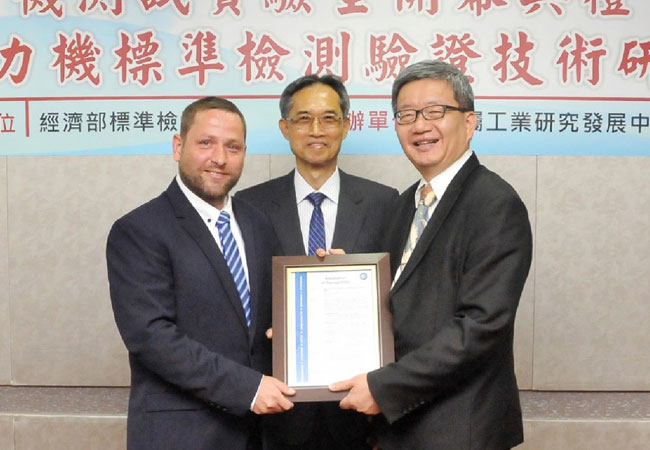 Bildunterschrift: Alexander Heitmann, Abteilungsleiter TÜV SÜD Offshore Windenergie in Hamburg, (links) übergibt das Zertifikat an Chiu-Feng Lin, Präsident des MIRDC (rechts), und Chung-Lin Wang (Mitte), Deputy General-Director des BSMI (Bureau of Standards, Metrology & Inspection).