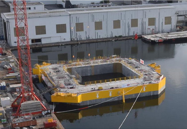 Pressebild: The floating foundation at quay after the float-off ©Ideol/Bouygues Travaux Publics