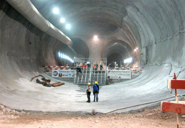 Pressebild: Hier noch im Bau, 2016 eröffnet: Der Gotthard-Basistunnel durch die Schweizer Alpen ist mit 57 Kilometern der längste Eisenbahntunnel der Welt. Die Grundlagenforschung arbeitet nun an neuen Methoden, um den energieintensiven Gesteinsabbau zu erleichtern. Quelle: Cooper.ch/CC BY-SA 2.5, Wikimedia Commons
